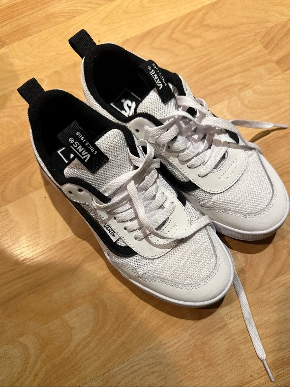 Vans UltraRange EXP sneakers youth size 4 white black